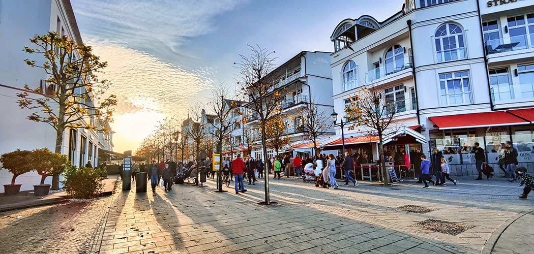 Binz, mondäner Trubel im Ostseebad