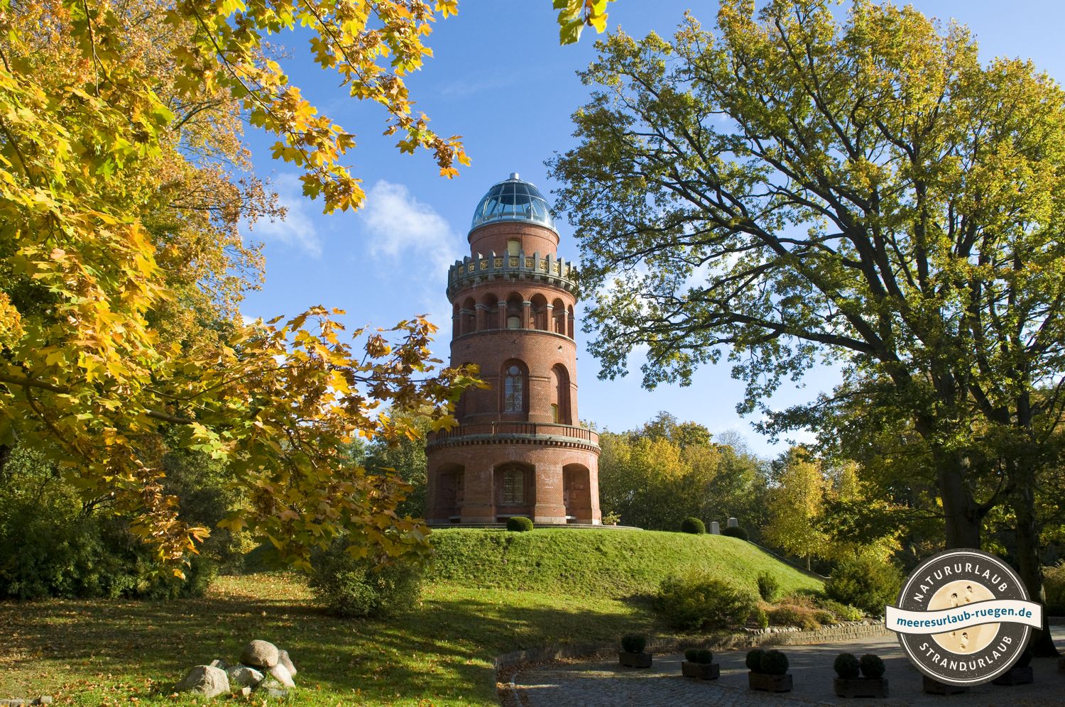 Der Rugardturm in Bergen auf der Insel Rügen gehört auch mit auf die Liste der Insidertipps der Insel Rügen